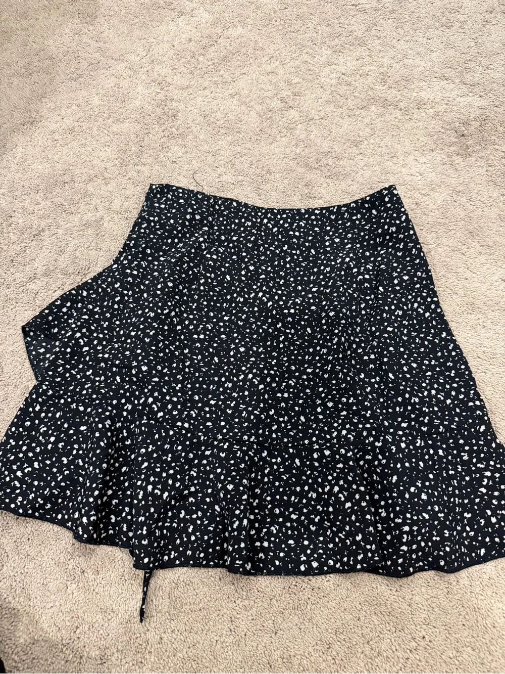 SHEIN Black Ruffle Skirt With Polka Dots,Size XS